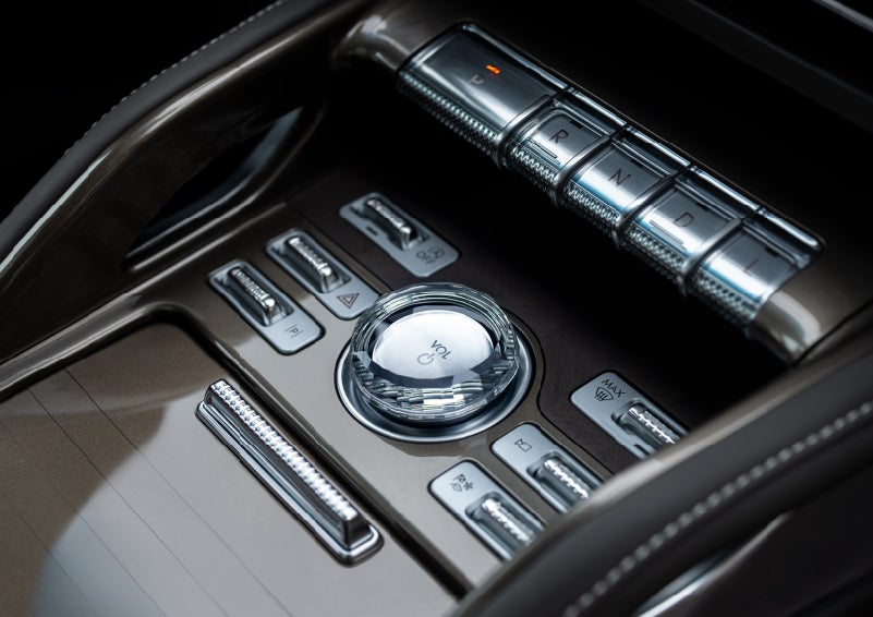 A crystal-inspired volume knob is shown in the center floor console of a 2024 Lincoln Nautilus® SUV. | North Park Lincoln in San Antonio TX